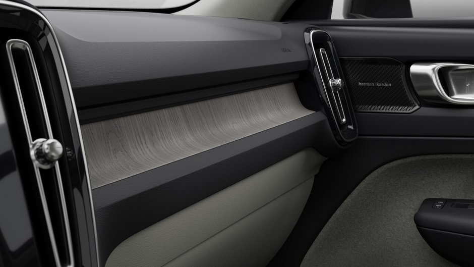 Volvo XC40 Plus Dark Theme 2025-6
