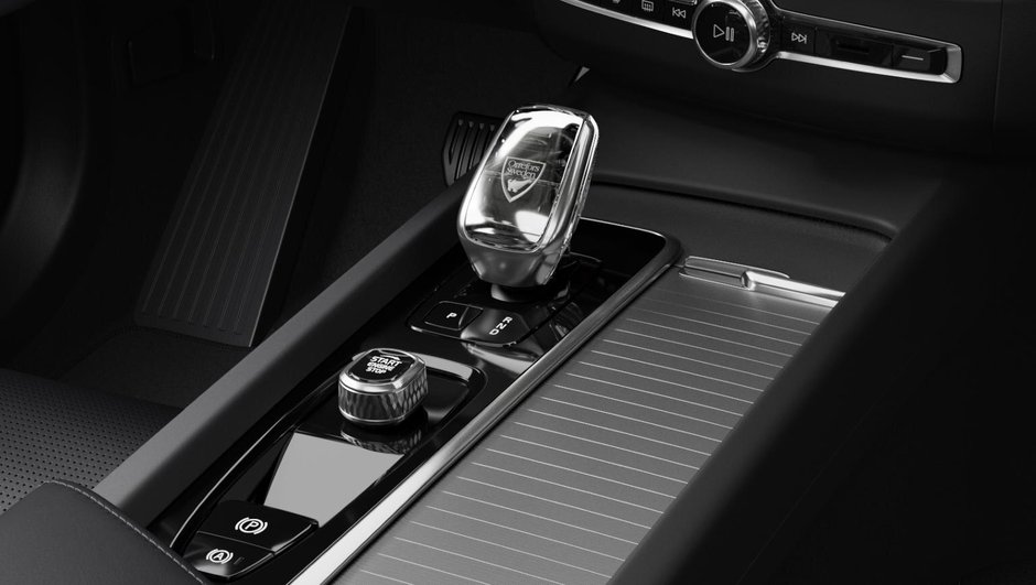 2025 Volvo XC60 Plug-In Hybrid Ultra Black Edition-8