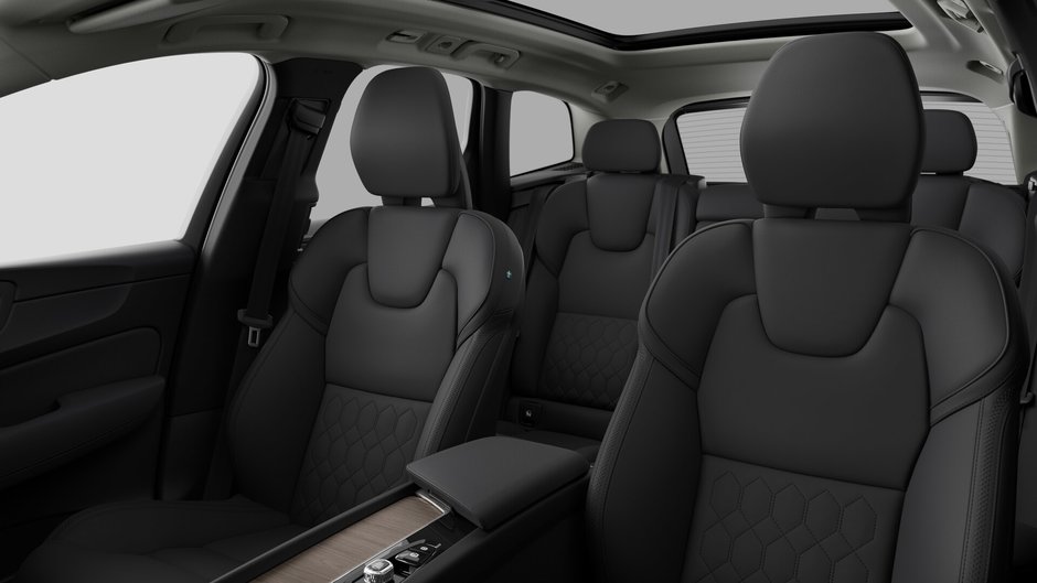 Volvo XC60 Plug-In Hybrid Plus Dark Theme 2026-11