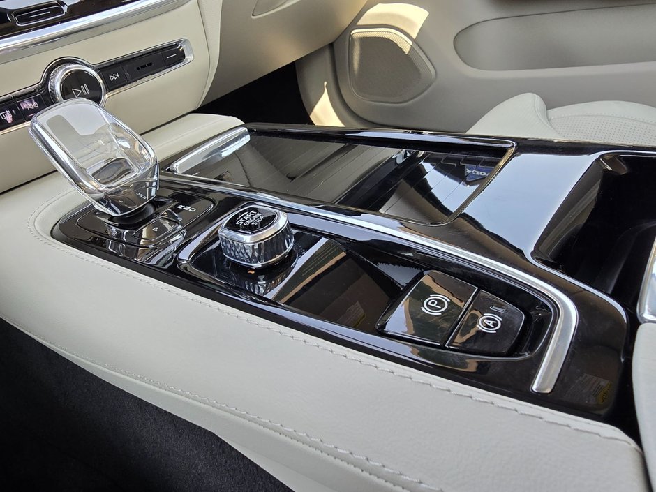 2024 Volvo S60 Recharge ULTIMATE DARK THEME-28