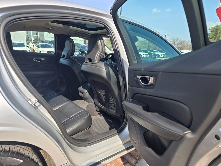 2022 Volvo S60 MOMENTUM-16