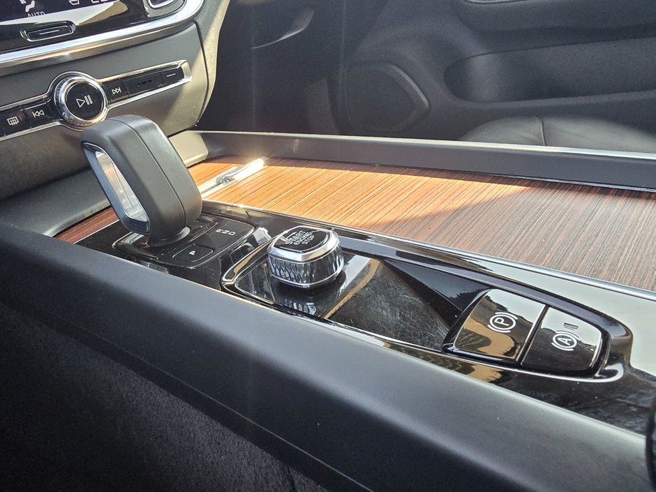 2022 Volvo S60 MOMENTUM-26