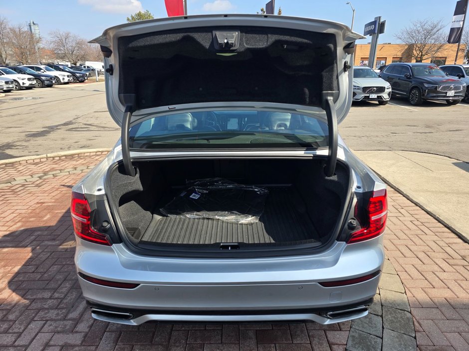 2022 Volvo S60 MOMENTUM-14