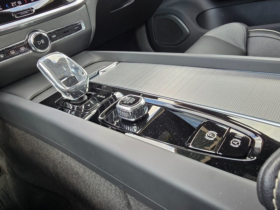 2024 Volvo S60 PLUS BLACK EDITION-25