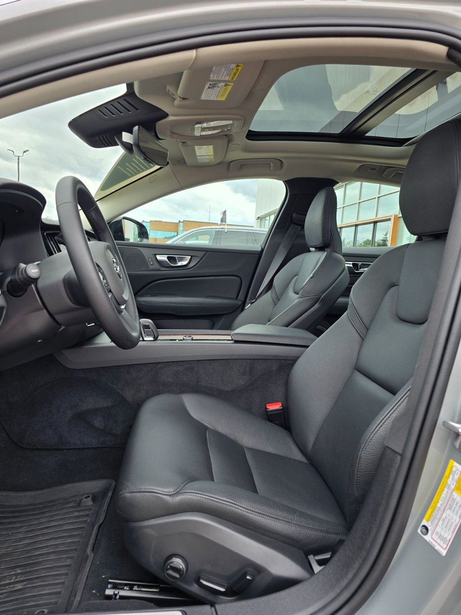 2024 Volvo S60 PLUS DARK THEME-12