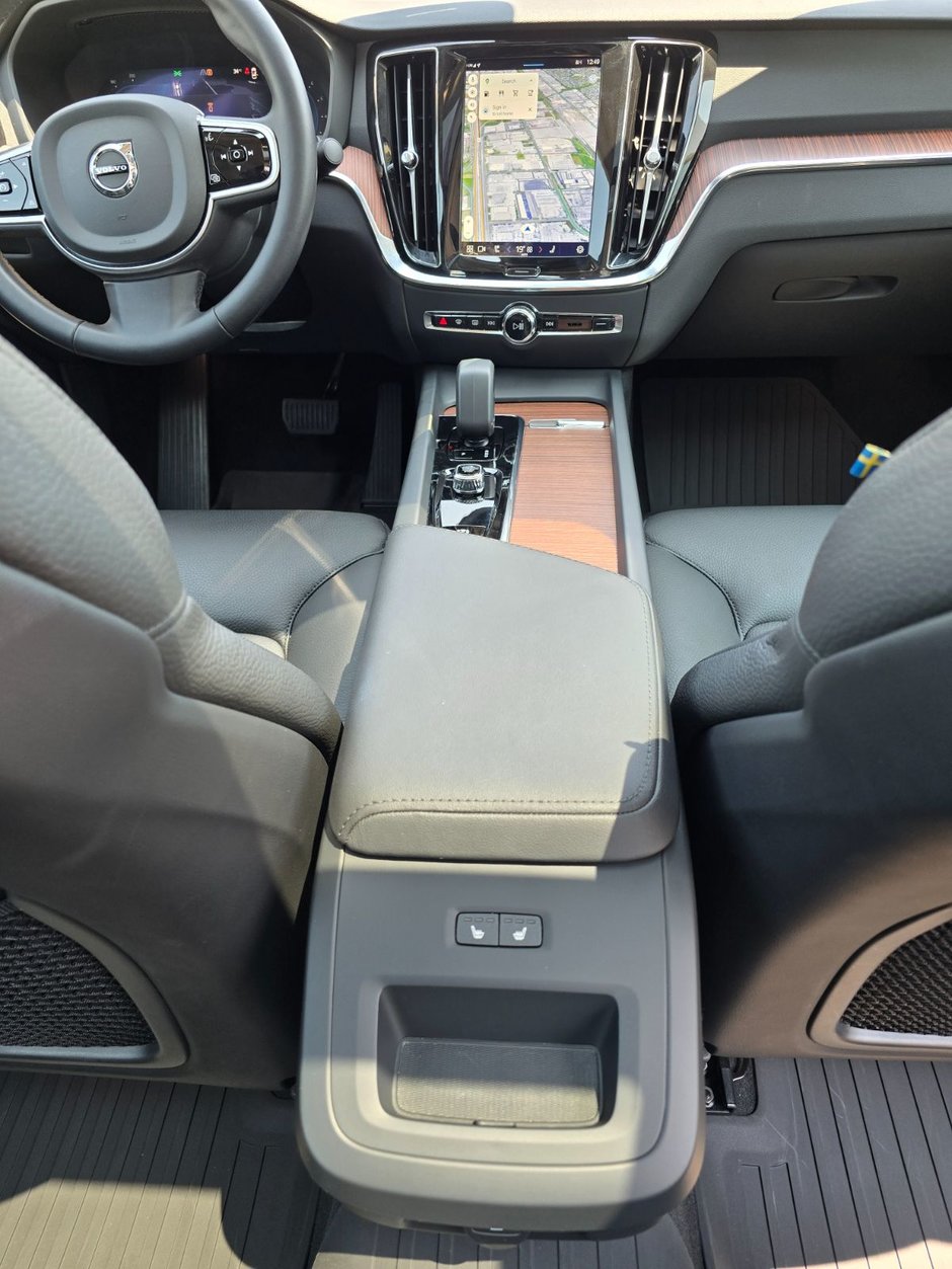 2024 Volvo S60 PLUS DARK THEME-19