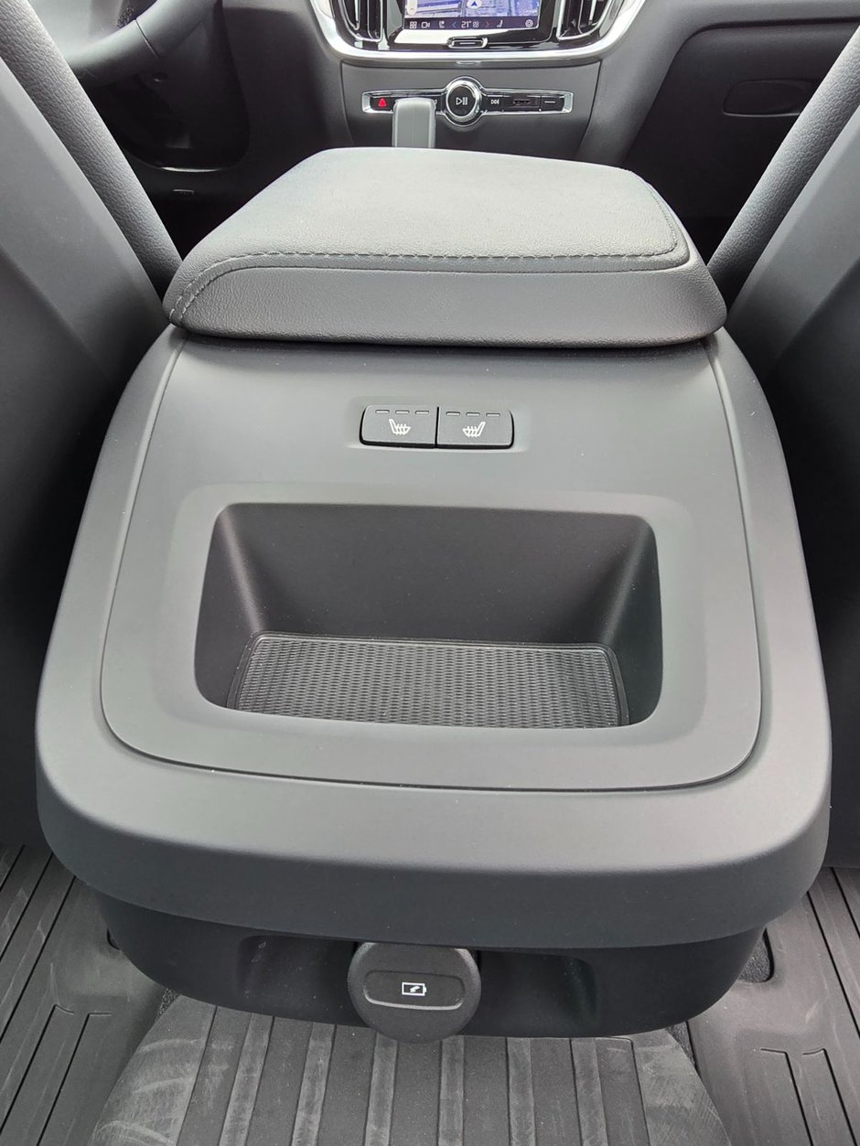 2024 Volvo S60 CORE DARK THEME-19