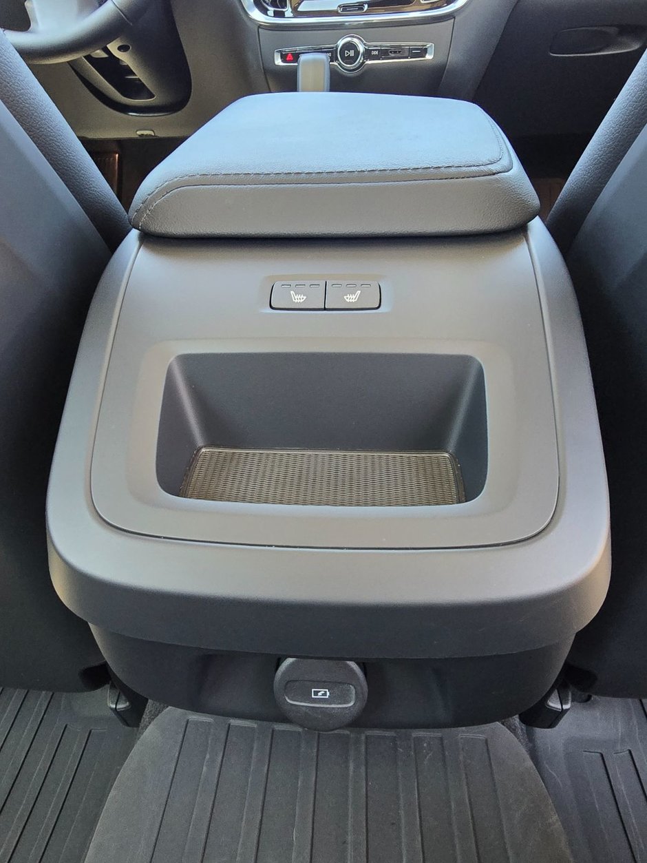 2024 Volvo S60 CORE DARK THEME-19