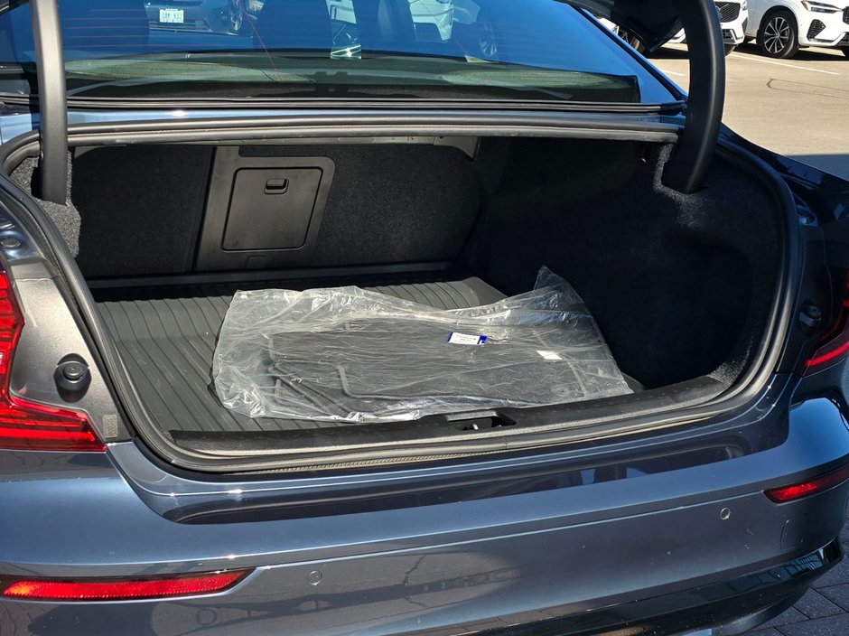 2024 Volvo S60 PLUS DARK THEME-15