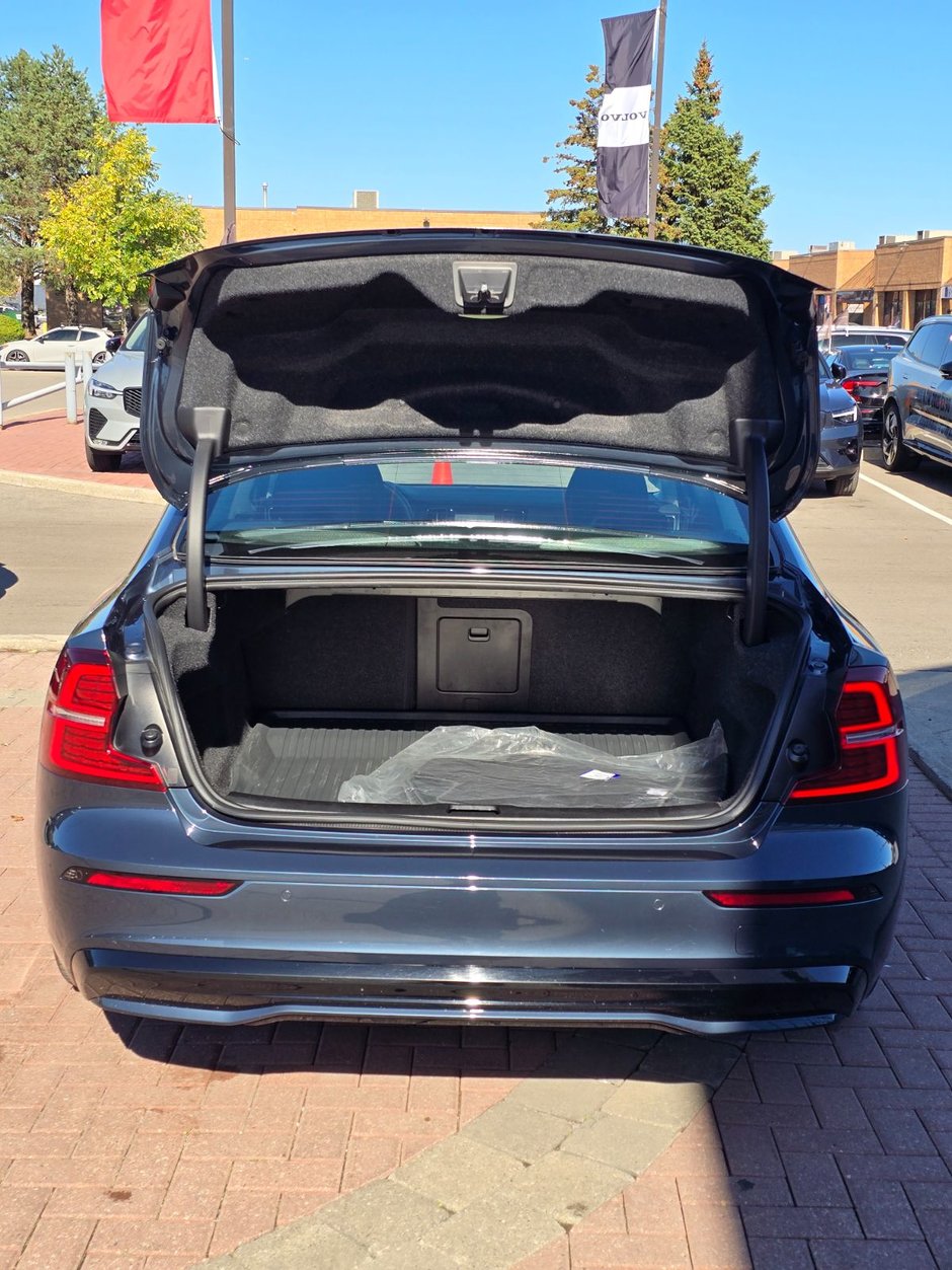 2024 Volvo S60 PLUS DARK THEME-14