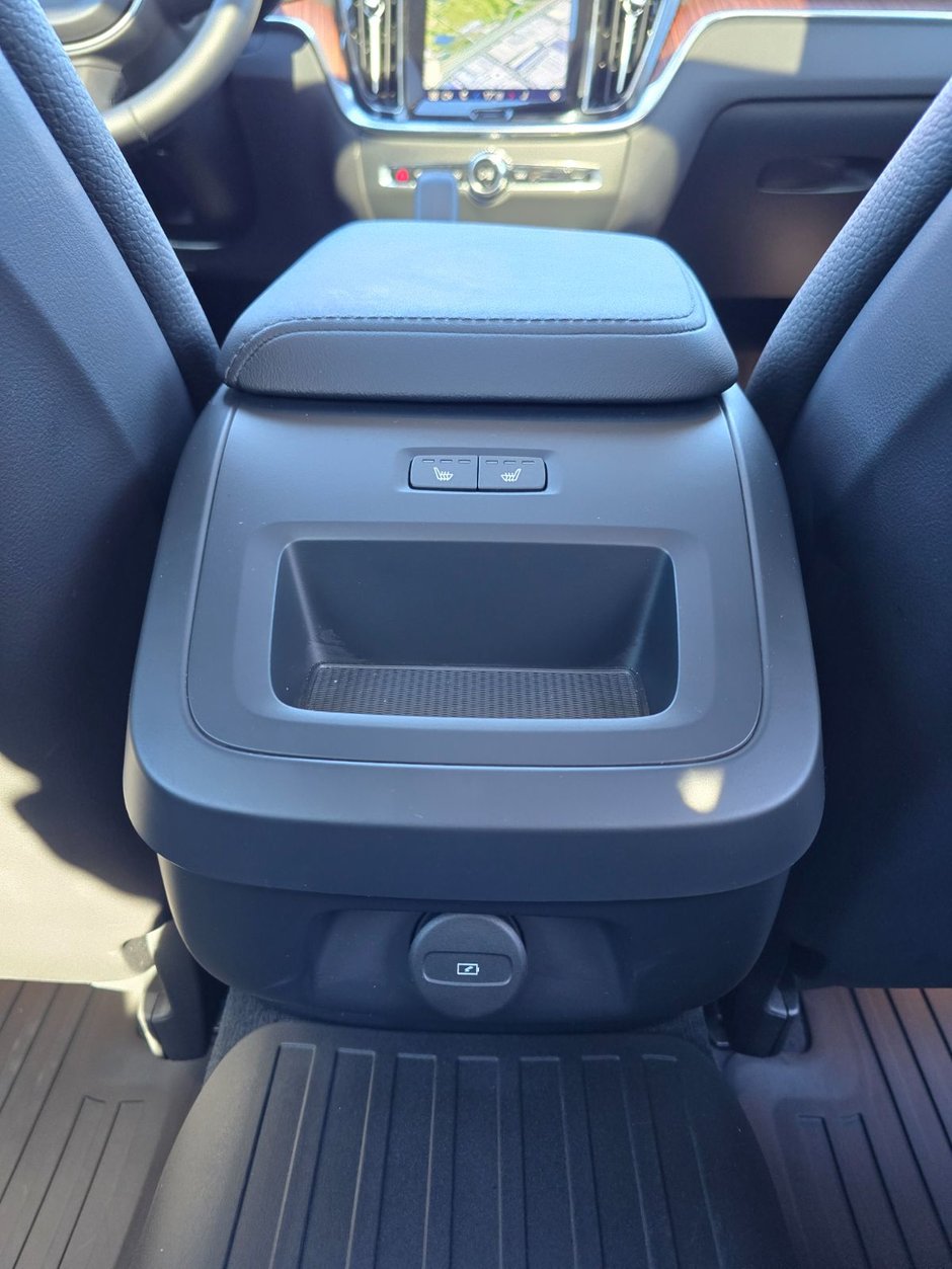 2024 Volvo S60 PLUS DARK THEME-17