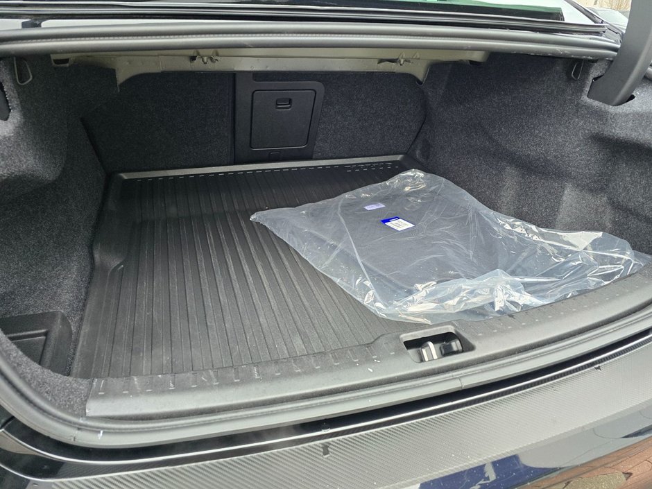 2024 Volvo S60 PLUS DARK THEME-12