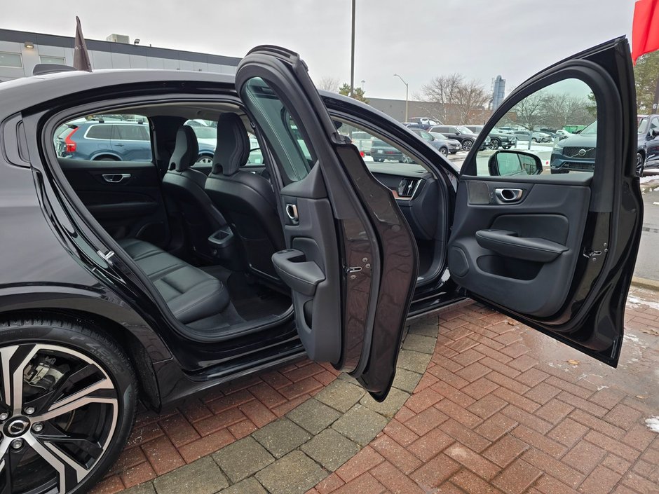 2024 Volvo S60 PLUS DARK THEME-8