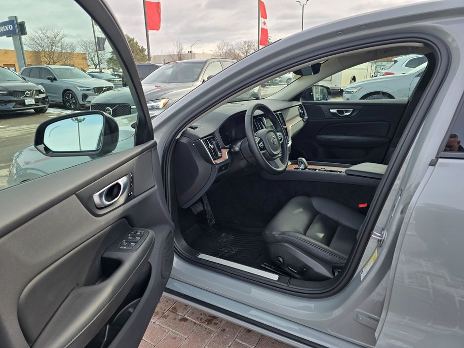 2024 Volvo S60 PLUS DARK THEME-10