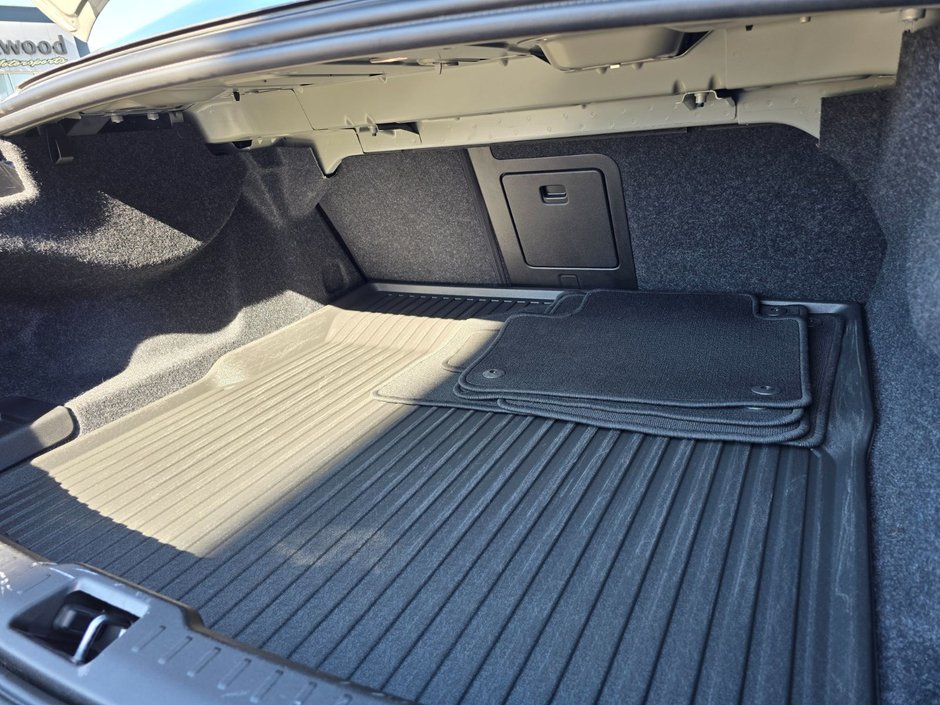 2024 Volvo S60 PLUS DARK THEME-16