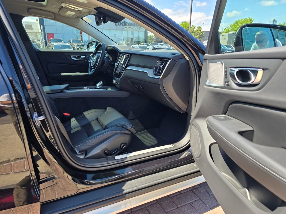 2025 Volvo V60 Cross Country ULTRA-22