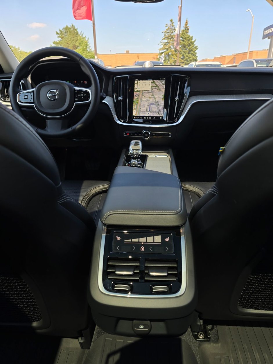2025 Volvo V60 Cross Country ULTRA-21