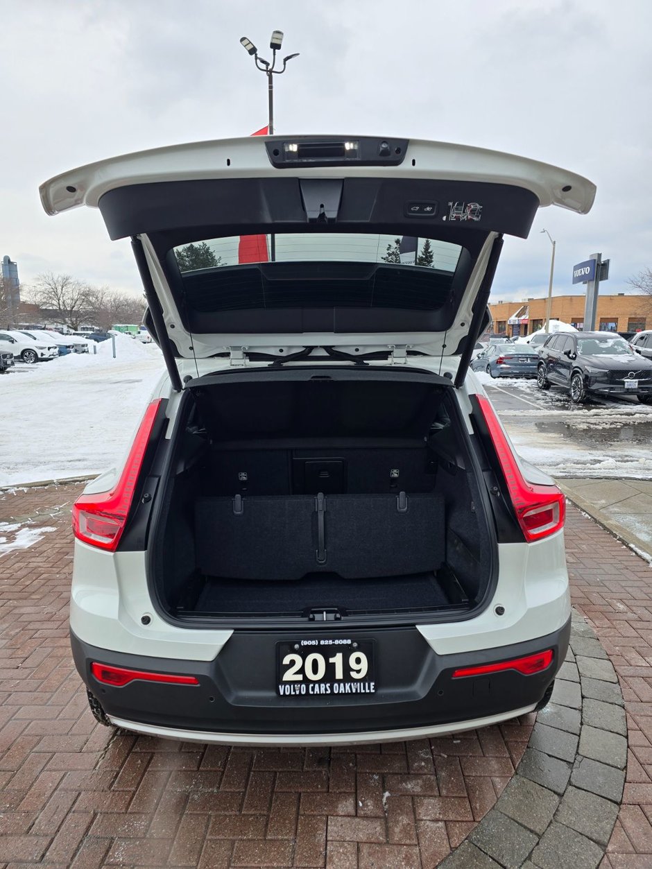 2019 Volvo XC40 MOMENTUM-14
