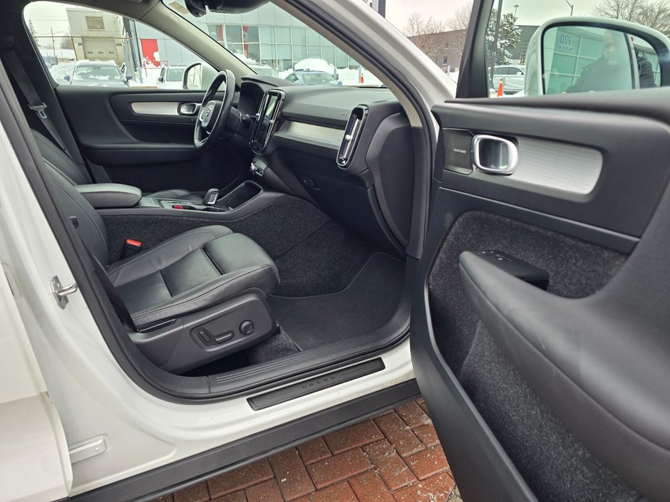 2019 Volvo XC40 MOMENTUM-21