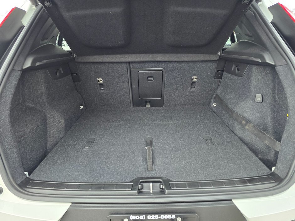 2019 Volvo XC40 MOMENTUM-10