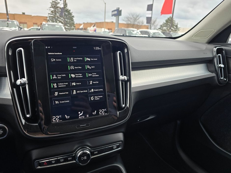 2019 Volvo XC40 MOMENTUM-25