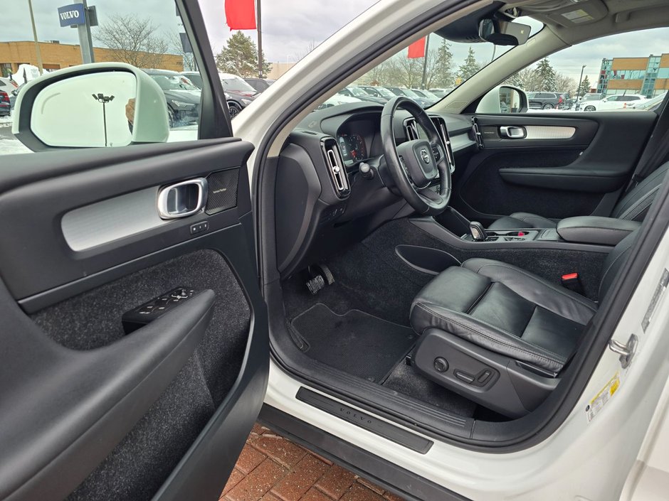2019 Volvo XC40 MOMENTUM-8
