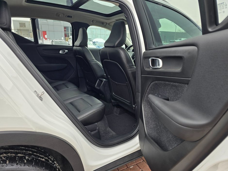 2019 Volvo XC40 MOMENTUM-16