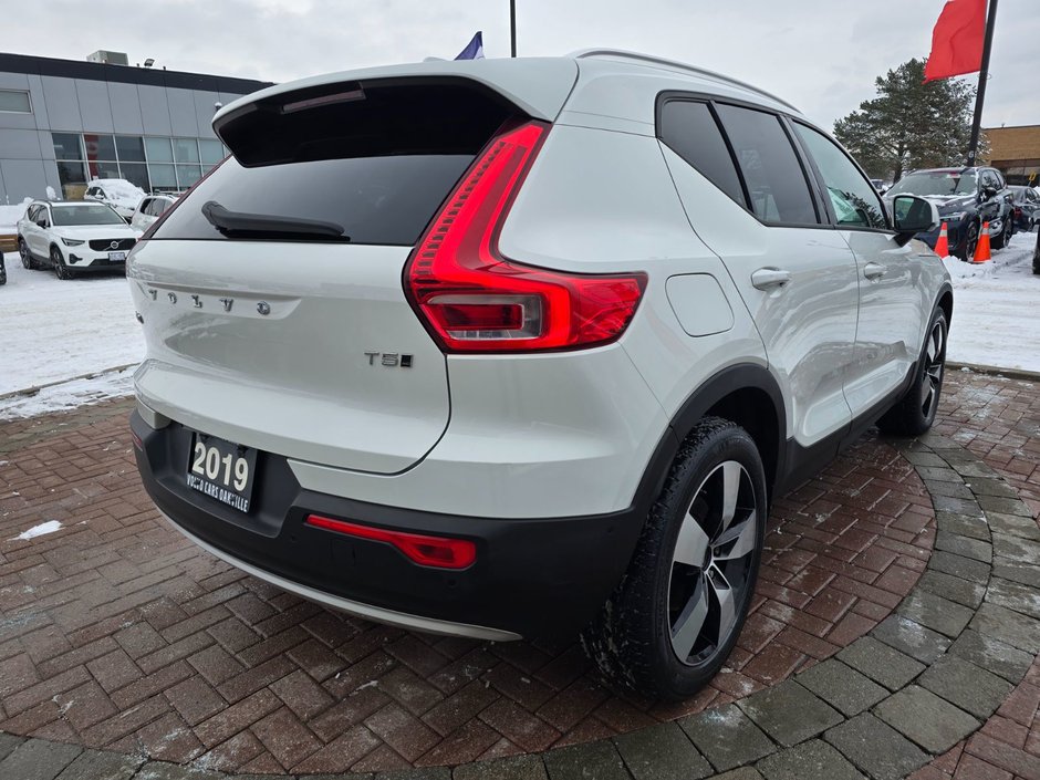 2019 Volvo XC40 MOMENTUM-13