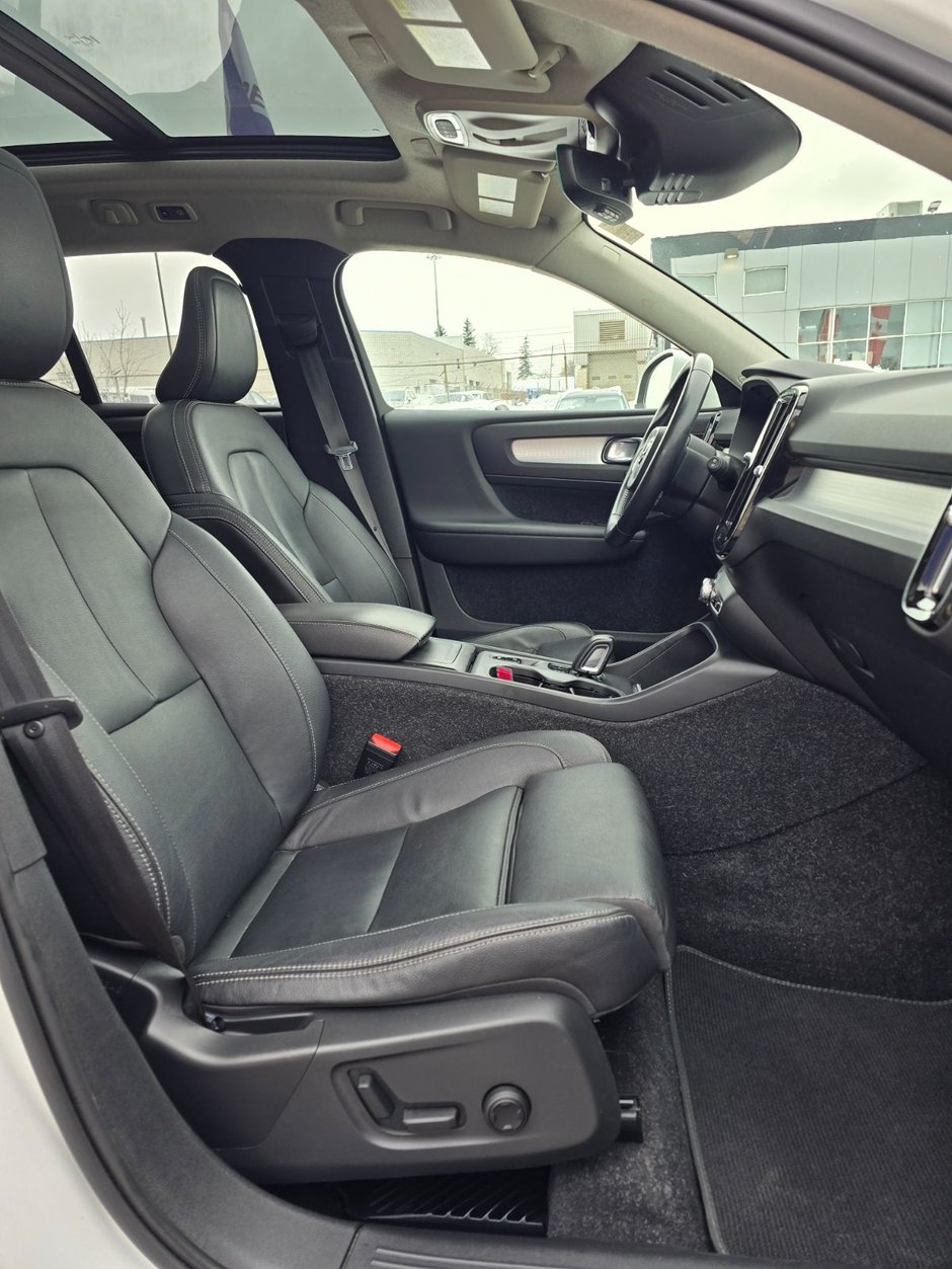 2019 Volvo XC40 MOMENTUM-22