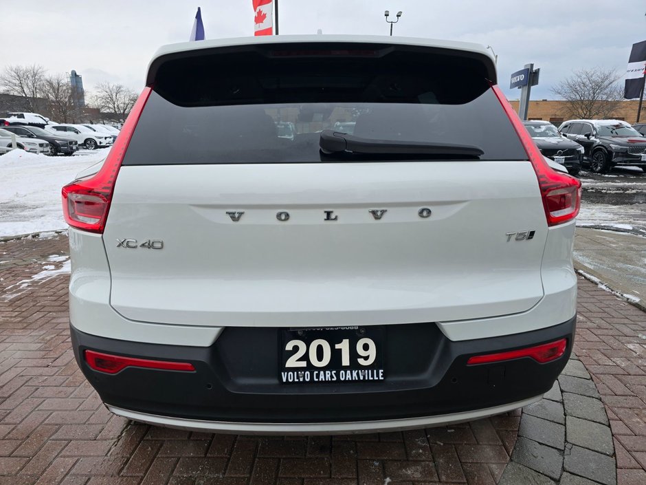 2019 Volvo XC40 MOMENTUM-12