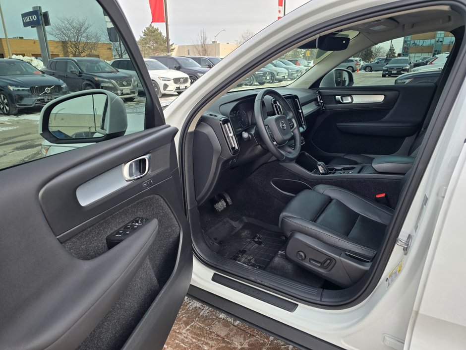 2020 Volvo XC40 MOMENTUM-12