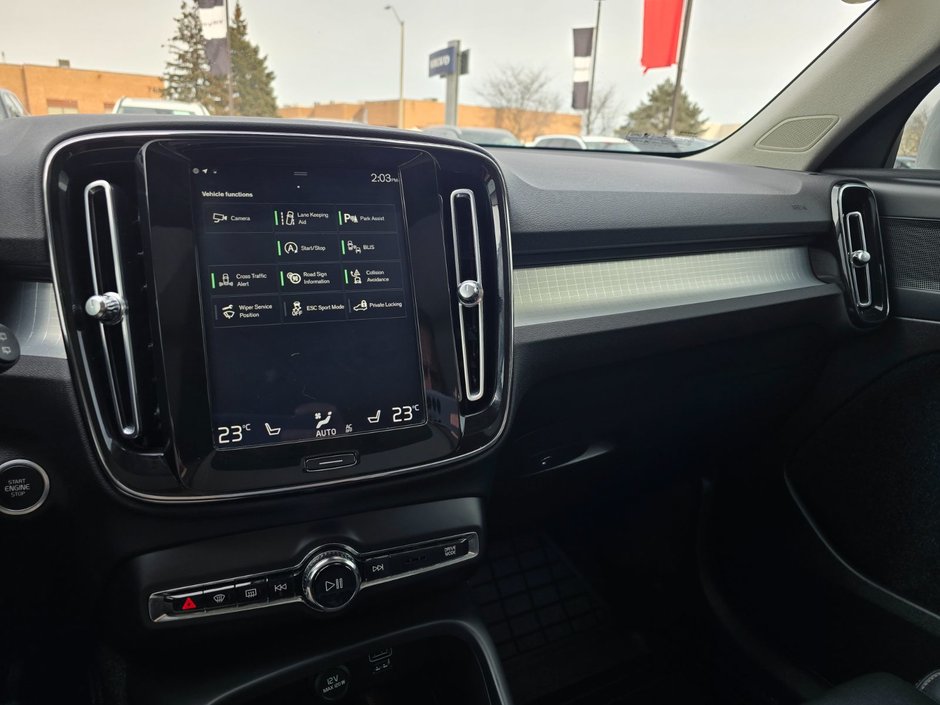 2020 Volvo XC40 MOMENTUM-27