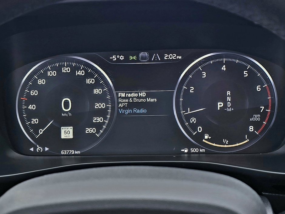 2020 Volvo XC40 MOMENTUM-1