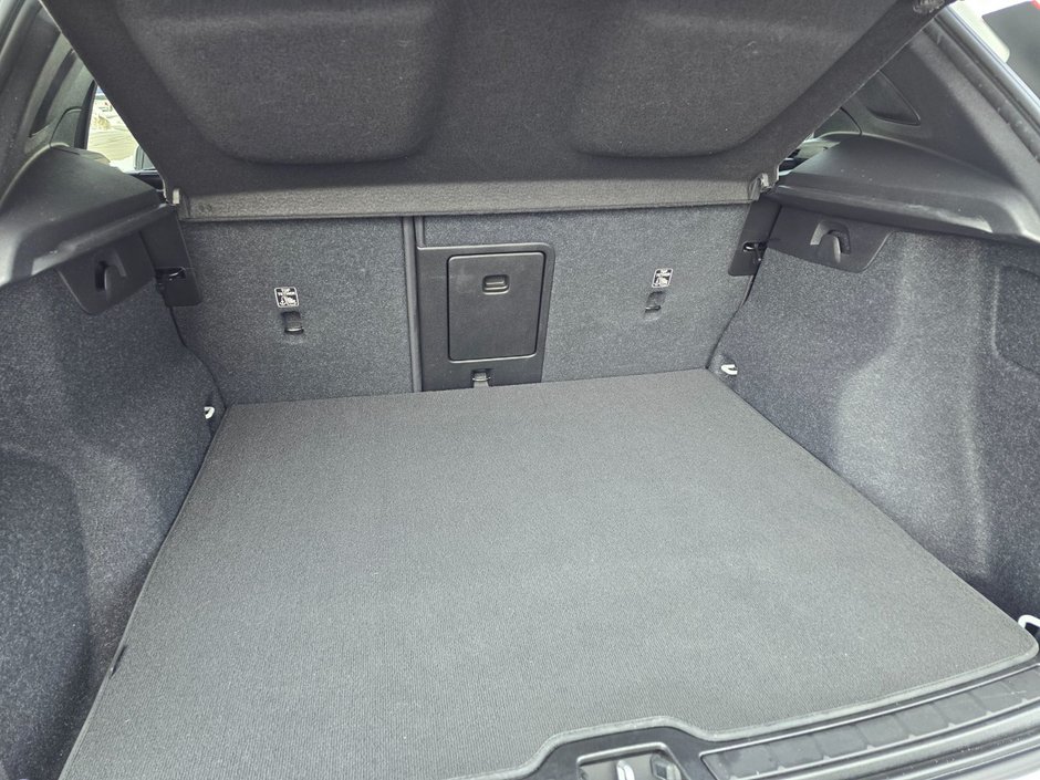 2020 Volvo XC40 MOMENTUM-17