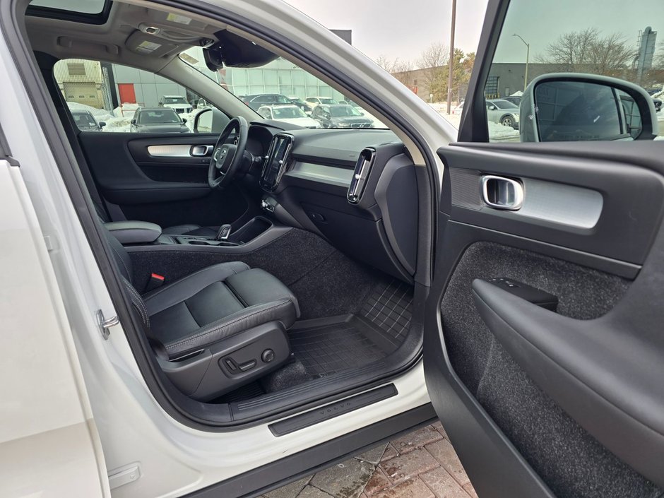 2020 Volvo XC40 MOMENTUM-22