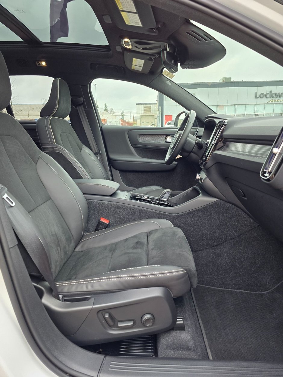 2022 Volvo XC40 R-DESIGN-23