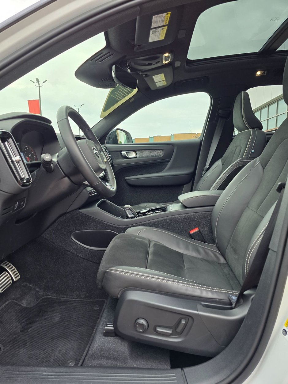2022 Volvo XC40 R-DESIGN-24