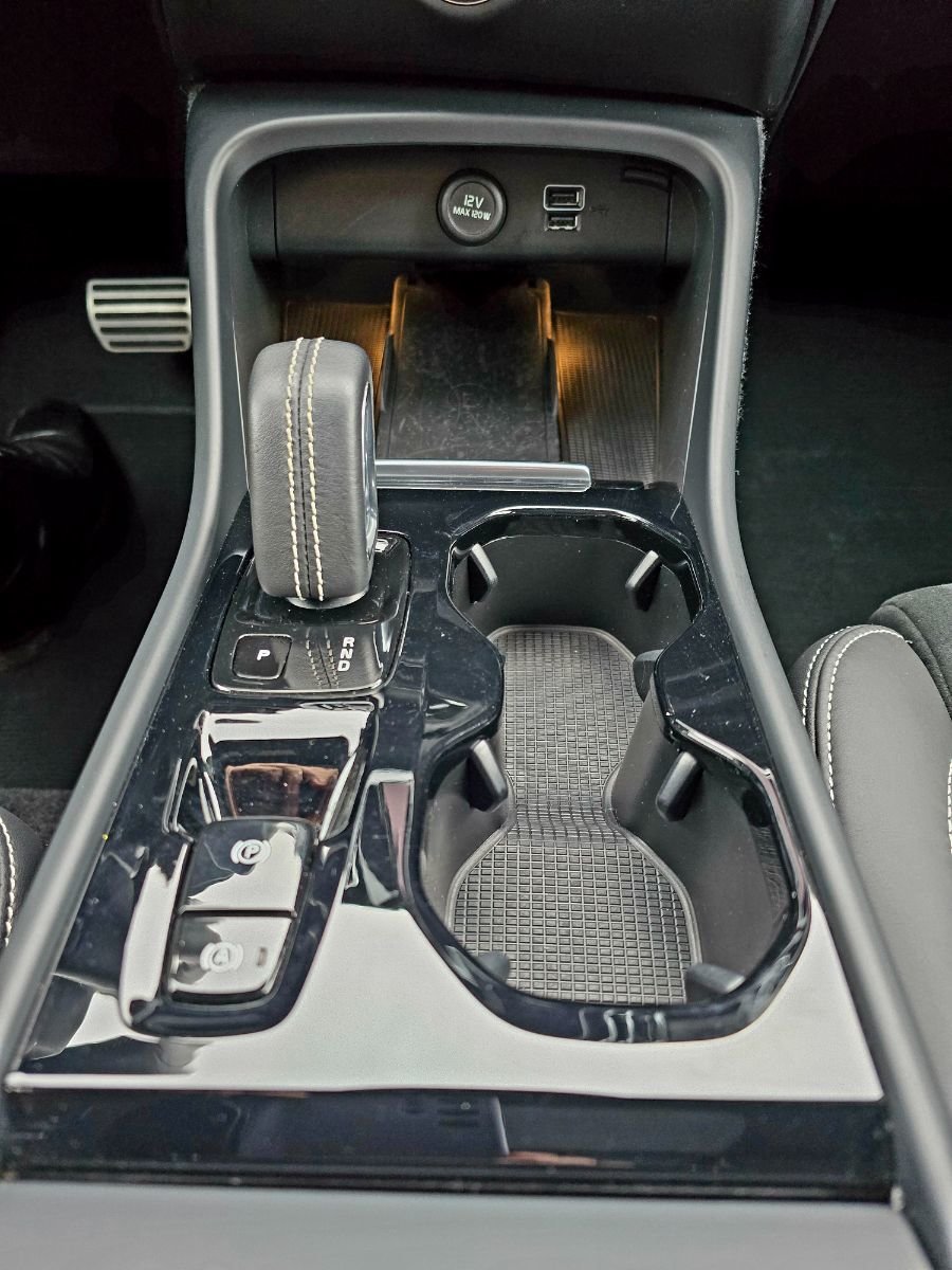 2022 Volvo XC40 R-DESIGN-28
