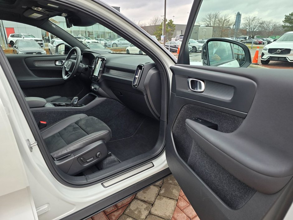 2022 Volvo XC40 R-DESIGN-22