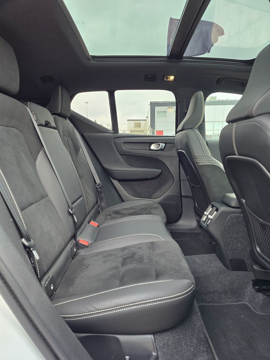 2022 Volvo XC40 R-DESIGN-19