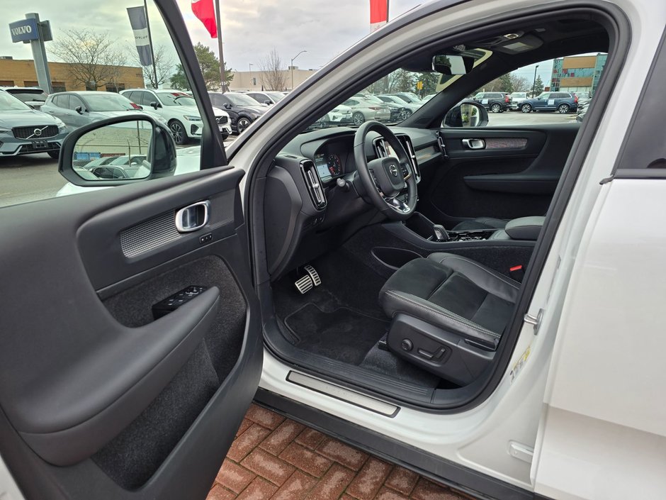 2022 Volvo XC40 R-DESIGN-12