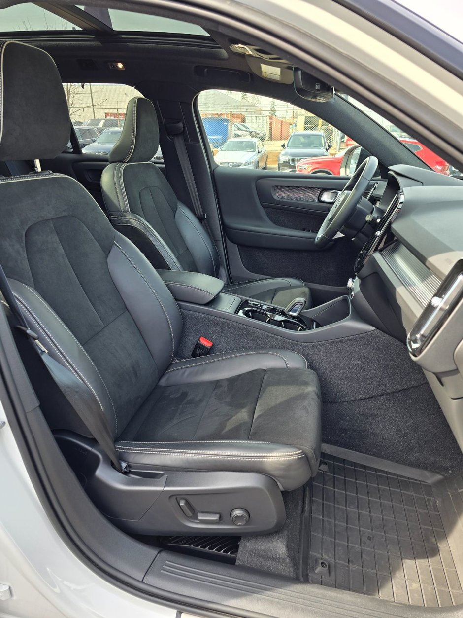 2022 Volvo XC40 R-DESIGN-23