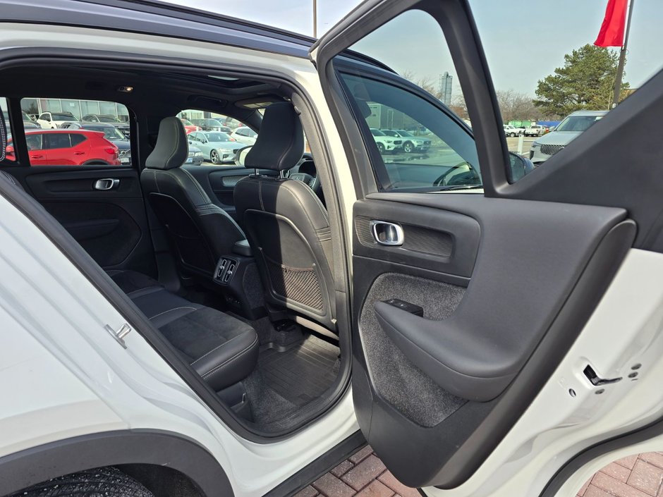2022 Volvo XC40 R-DESIGN-18