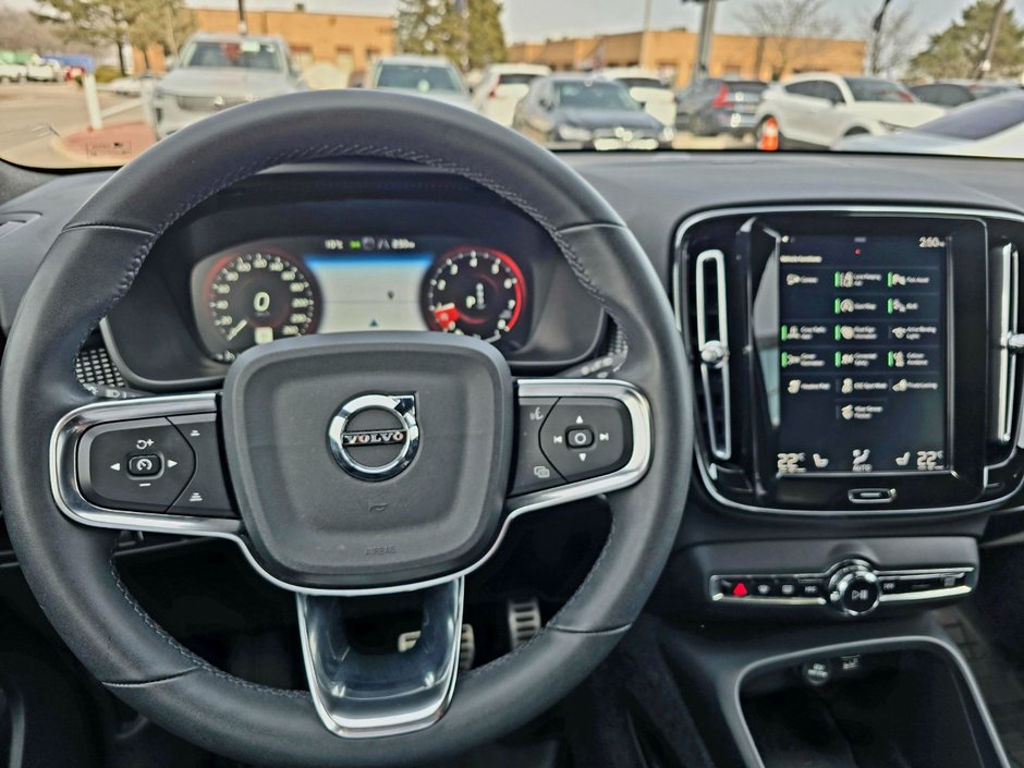 2022 Volvo XC40 R-DESIGN-26