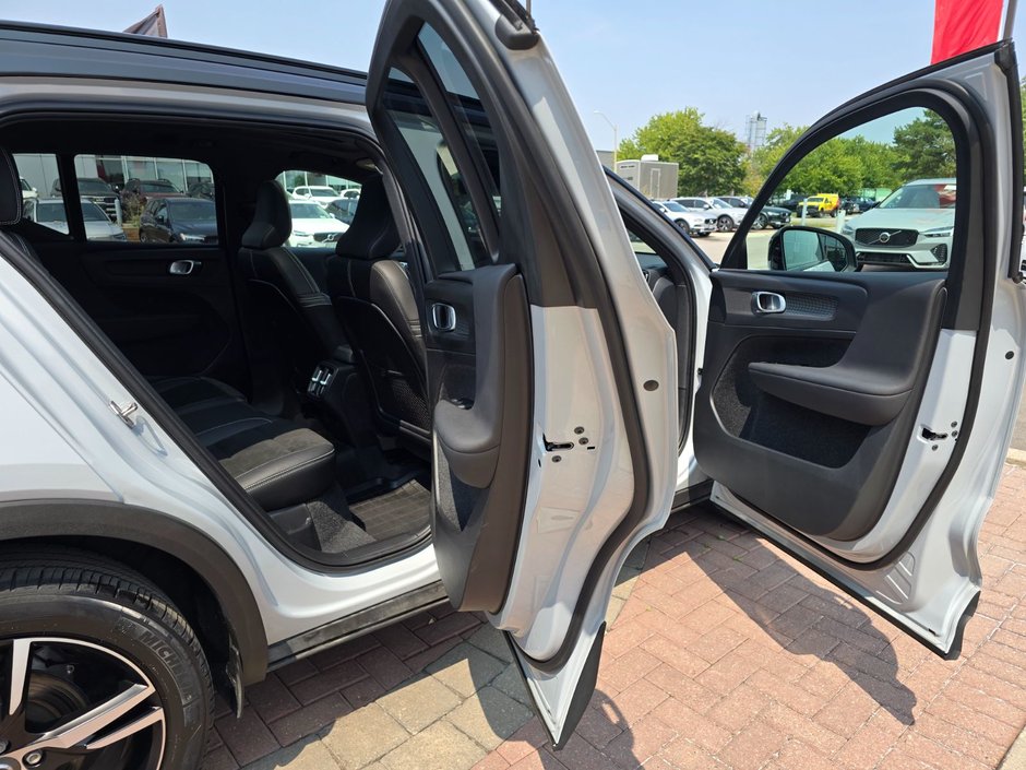 2022 Volvo XC40 R-DESIGN-10