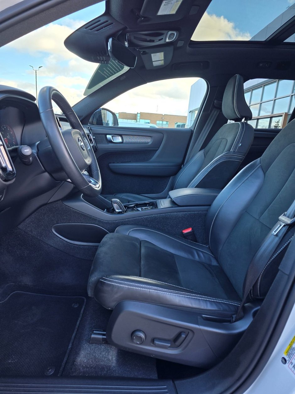 2022 Volvo XC40 R-DESIGN-26