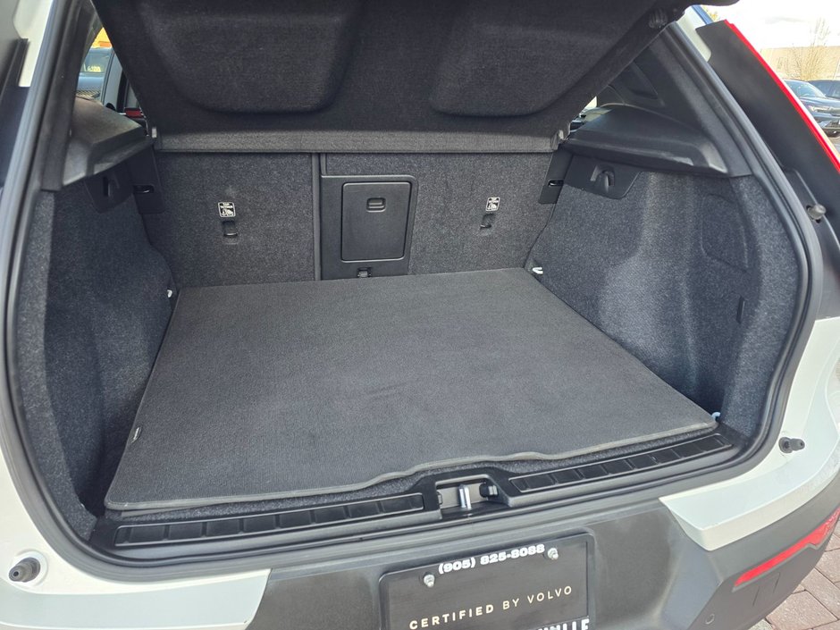 2022 Volvo XC40 R-DESIGN-17