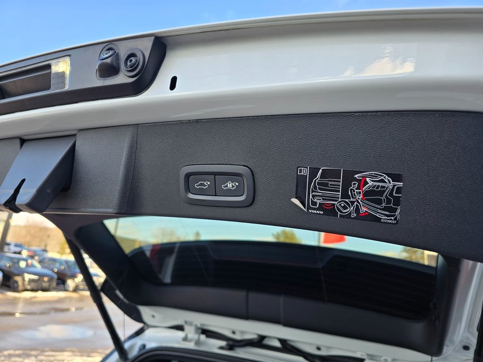 2022 Volvo XC40 R-DESIGN-16