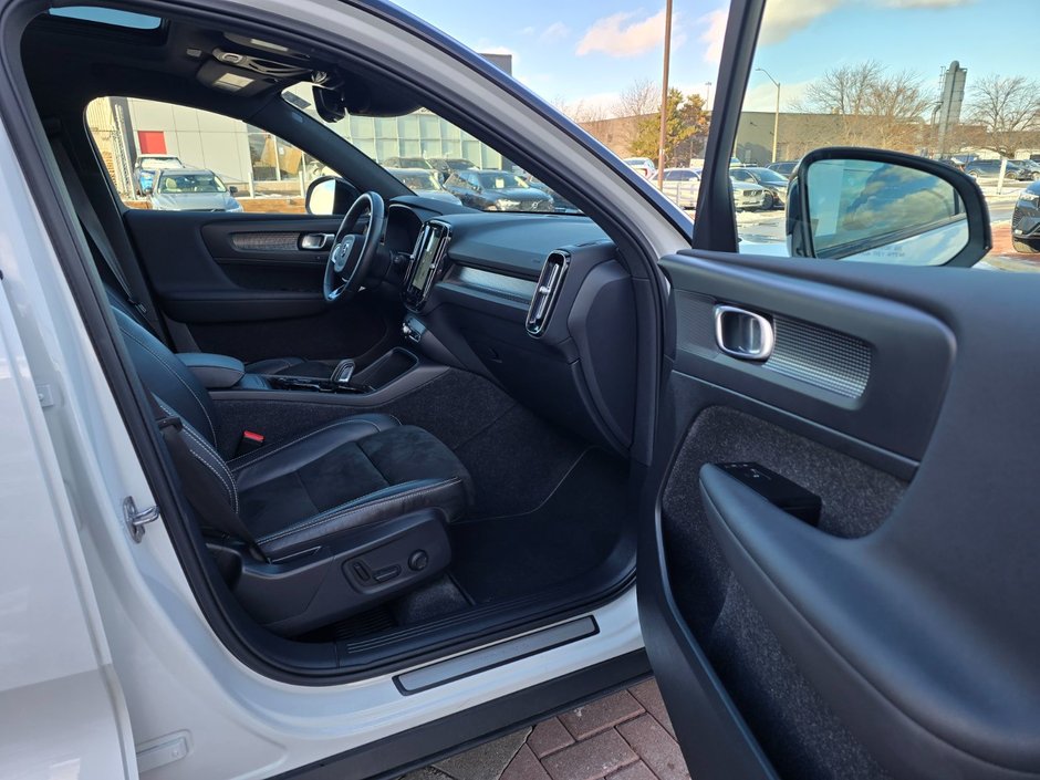 2022 Volvo XC40 R-DESIGN-22