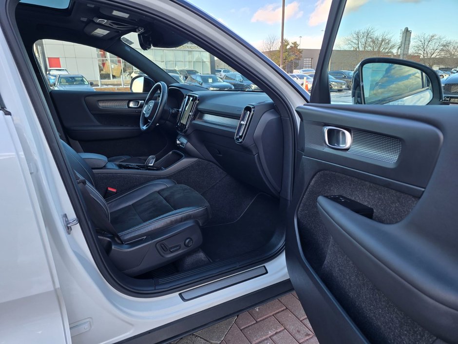 2022 Volvo XC40 R-DESIGN-24